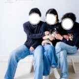 ペットと一緒の家族写真